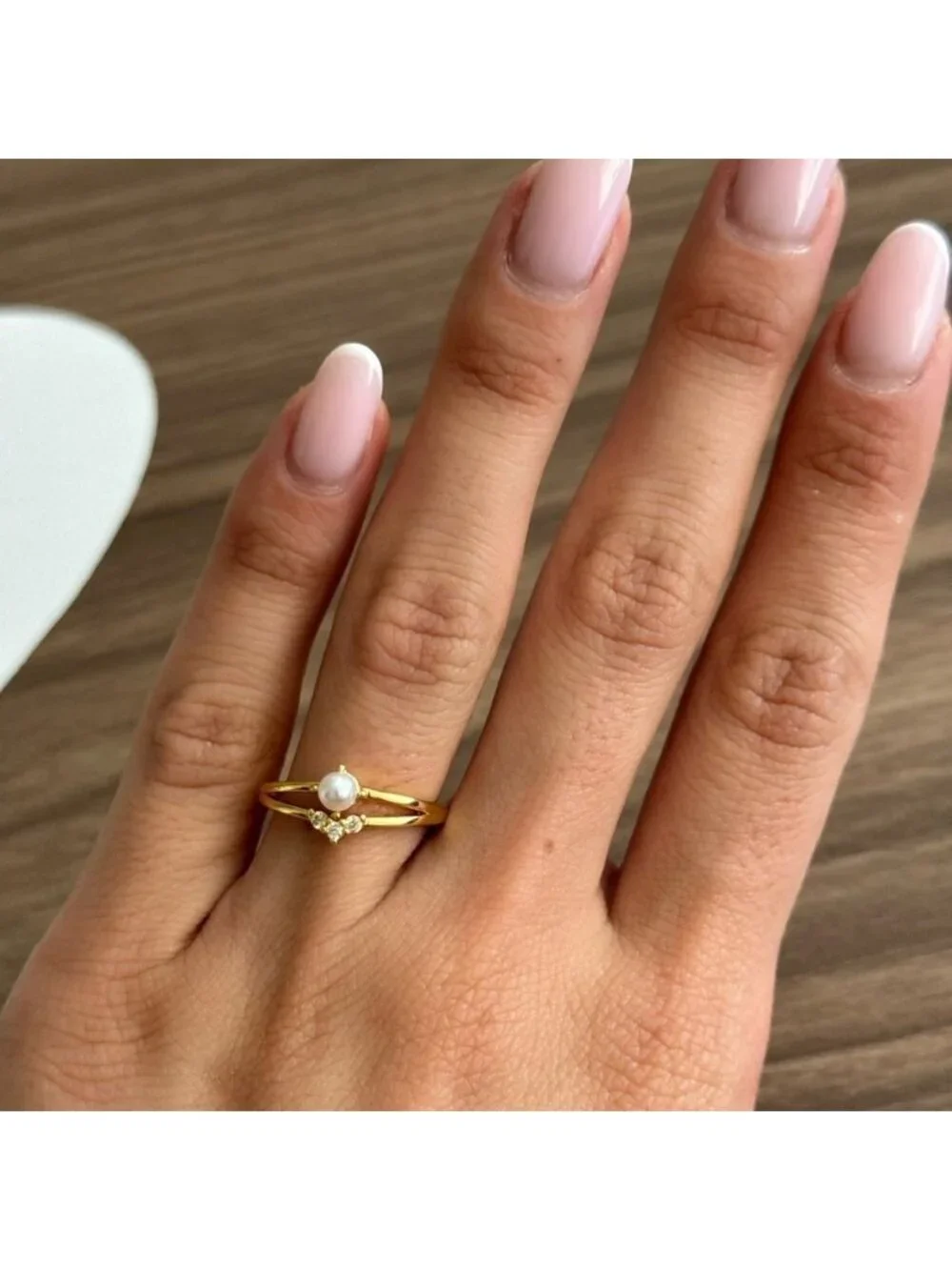 Dainty pearl ring Q22
